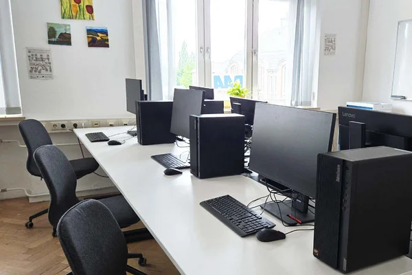 EDV-Raum der DAA Bremerhaven für Weiterbildungen, Online-Kurse und digitales Lernen.